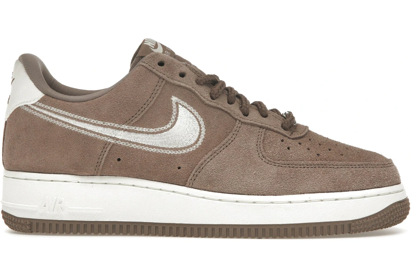 Nike Air Force 1 Low '07 LV8 Mink Brown mit gesticktem Swoosh