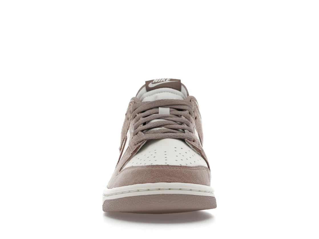 Nike Dunk Low Malt Gold Mini Swoosh (Damen)