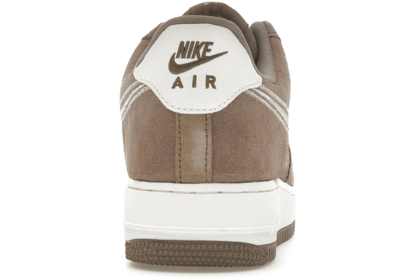 Nike Air Force 1 Low '07 LV8 Mink Brown mit gesticktem Swoosh
