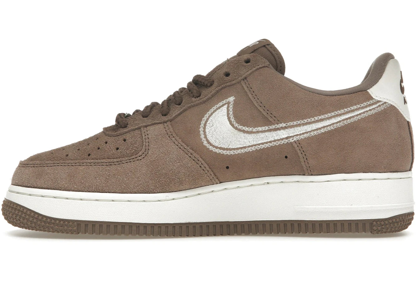 Nike Air Force 1 Low '07 LV8 Mink Brown mit gesticktem Swoosh