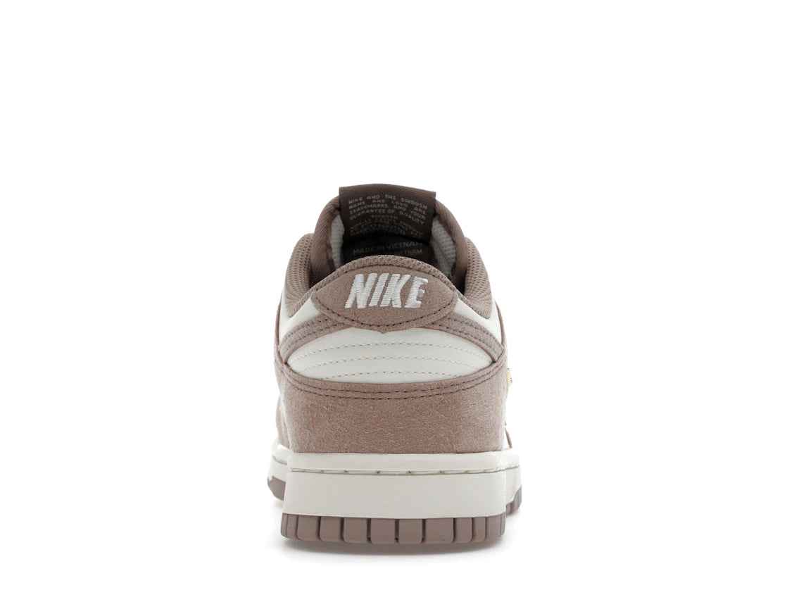 Nike Dunk Low Malt Gold Mini Swoosh (Damen)